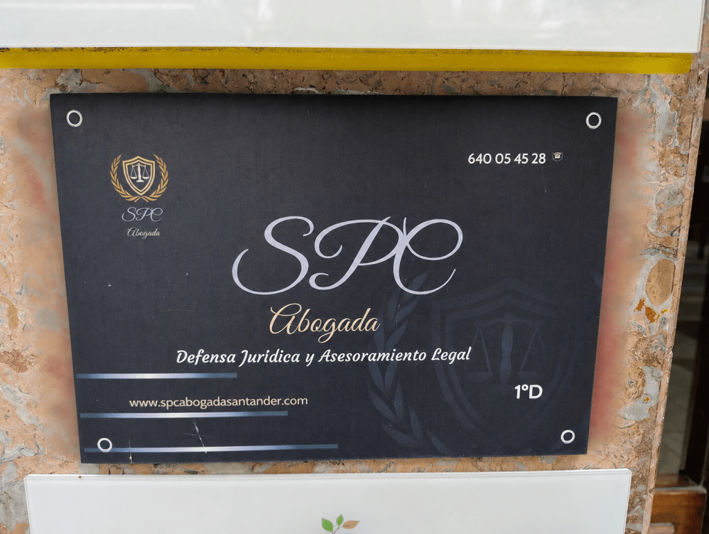 Placa profesional de SPC Abogada Santander en C/ Cervantes, 10.